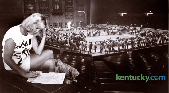 Donna Townsend, a University of Kentucky communications graduate student sat far above the crowd as she worked on her class schedule during advance registration in Memorial Coliseum on Monday August 25, 1986. Photo by Gary Landers