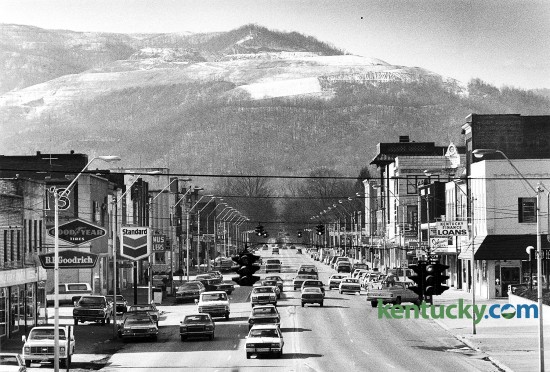 Downtown Middlesboro, looking west down Cumberland Avenue at the intersection of 19th Street, Jan. 18, 1983. The town is located in Bell County, near the Cumberland Gap in the southeastern part of Kentucky, near where Tennesse, Kentucky and Virginia meet. Photo by Charles Bertram | staff